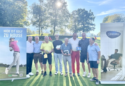 Siegerbild Brutto und Netto A mit Clubpräsident, Rallyekapitän, Rallyevorstand.JPG